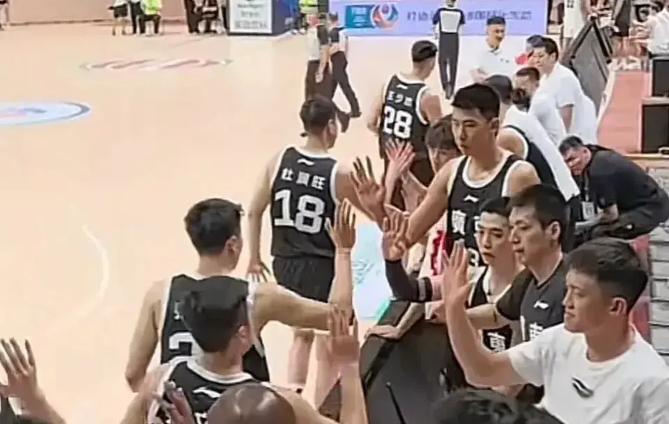 半场6次封盖仍遭弃用，杜锋迷恋老寒腿，天赋怪未来前景黯淡