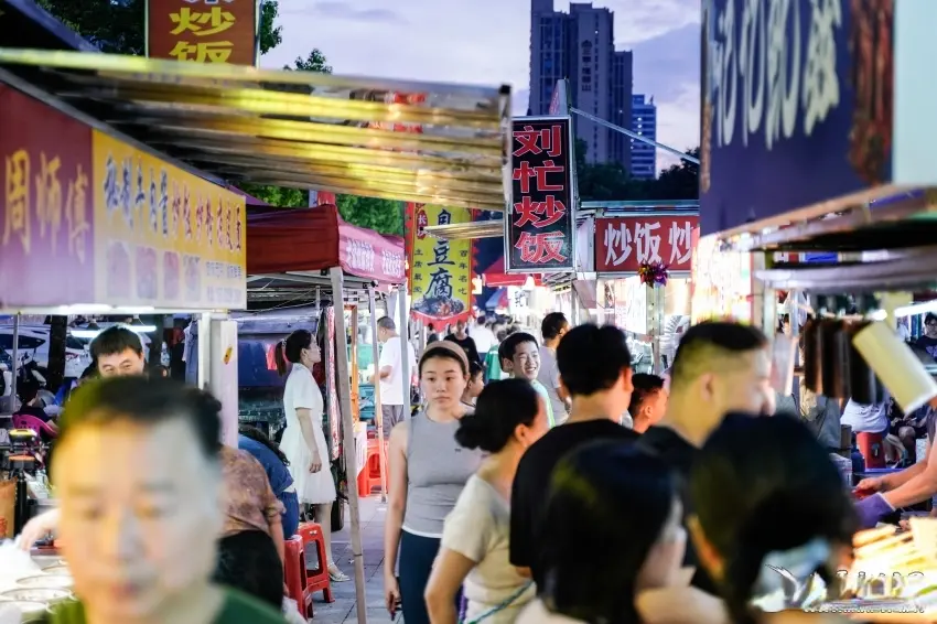 解锁“娄超”观赛N种玩法：绿茵激情与文化烟火共绘盛夏狂欢