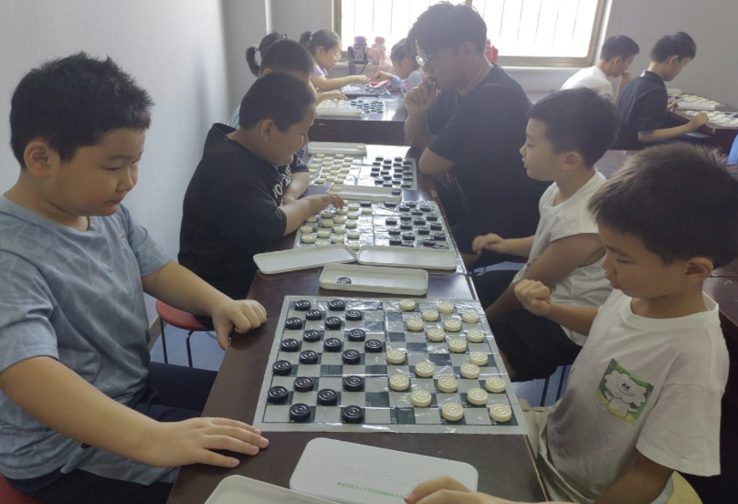 东红庙社区暑托班开展“‘棋’乐无穷”国际跳棋活动