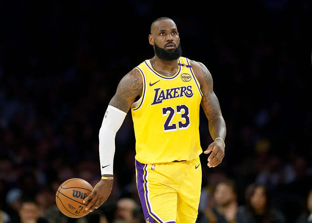另外两位都是MVP！詹姆斯过去两年场均25+5+5，而且都出战70+场
