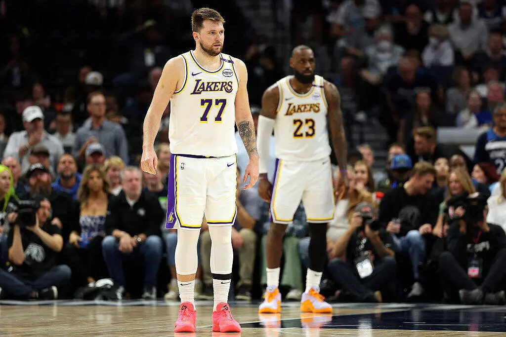 另外两位都是MVP！詹姆斯过去两年场均25+5+5，而且都出战70+场