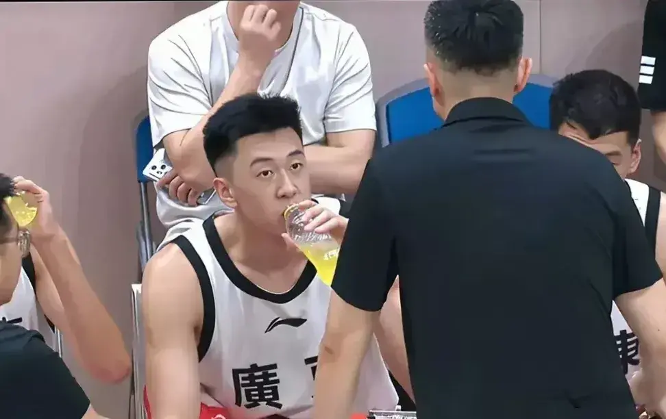 半场6次封盖仍遭弃用，杜锋迷恋老寒腿，天赋怪未来前景黯淡