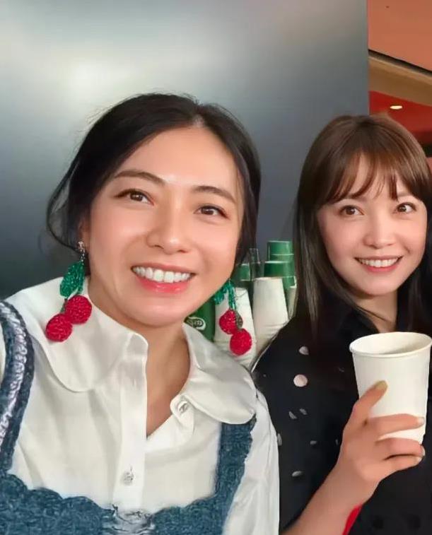 甘比携女看球赛，自制耳饰抢风头，女儿却显老？