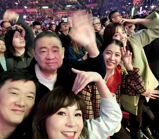 甘比携女看球赛，自制耳饰抢风头，女儿却显老？
