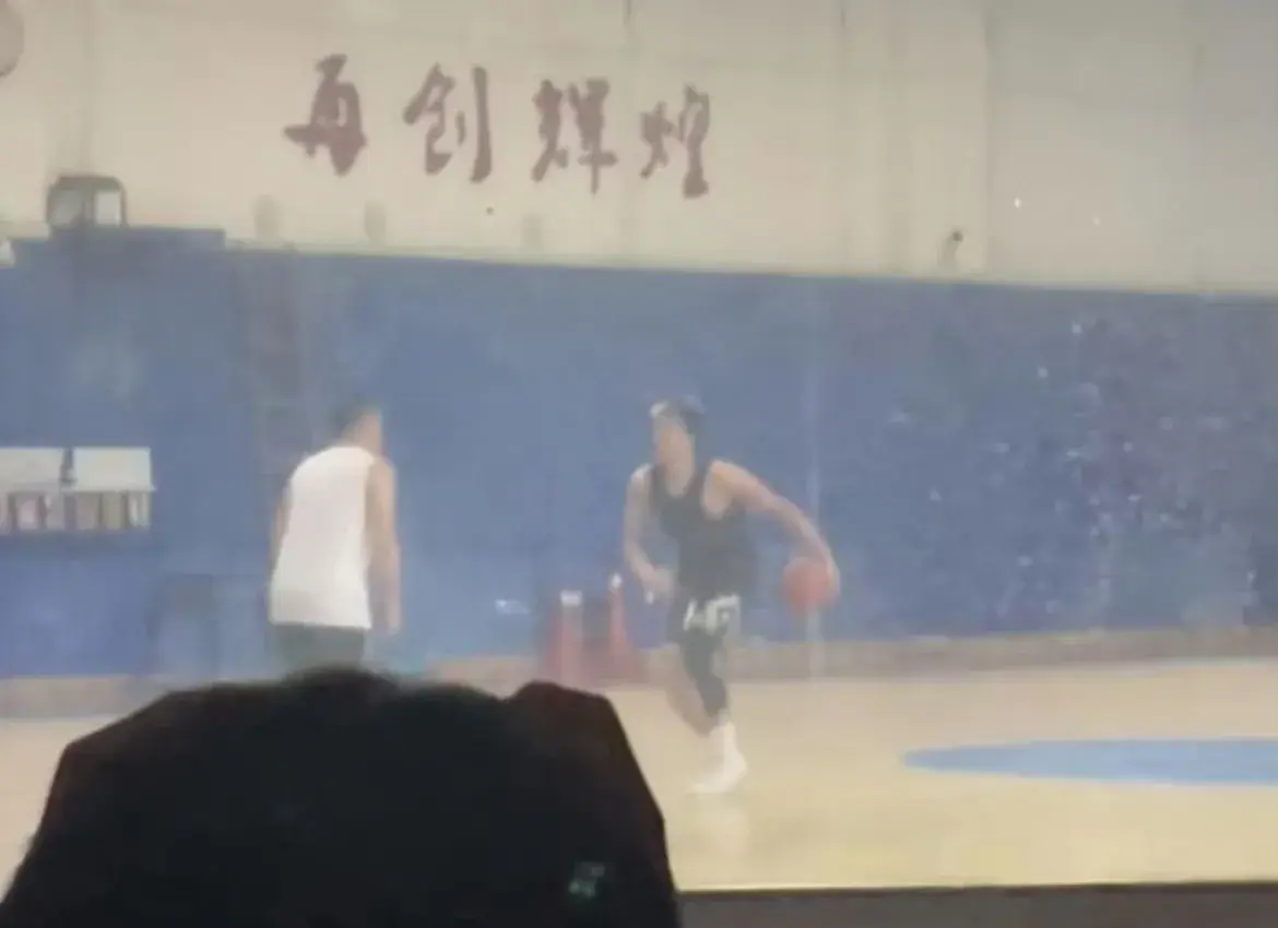 郭艾伦回辽宁男篮体育馆打球，休赛期过的挺快乐，身体恢复的挺好