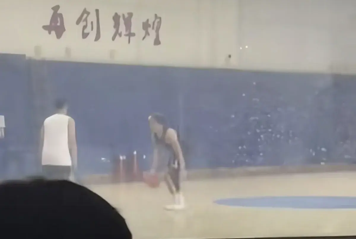 郭艾伦回辽宁男篮体育馆打球，休赛期过的挺快乐，身体恢复的挺好