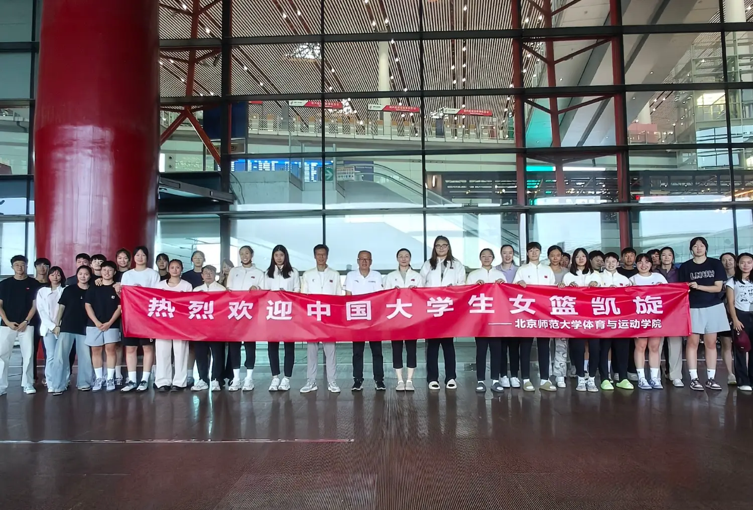 刘禹彤率女篮凯旋，邵婷亲自接机，获奖20万元，宫鲁鸣会召她吗？