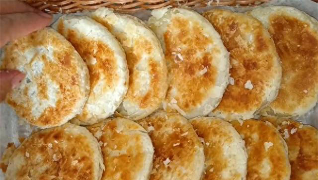 想吃椒盐酥饼，只需掌握2个秘诀，在家做个个酥脆，咬一口直掉渣