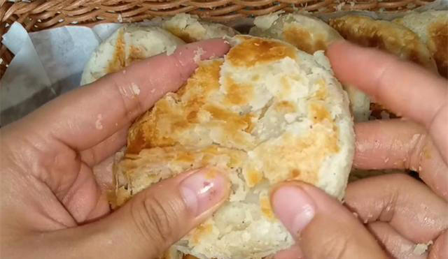 想吃椒盐酥饼，只需掌握2个秘诀，在家做个个酥脆，咬一口直掉渣