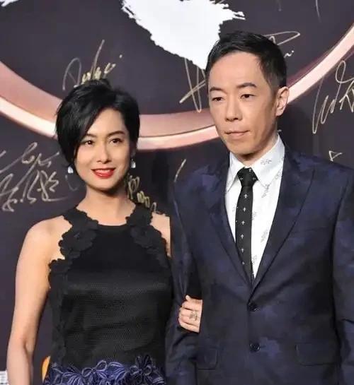 53岁朱茵现状：“下嫁”黄贯中，依旧开97年破车，住在深山残屋