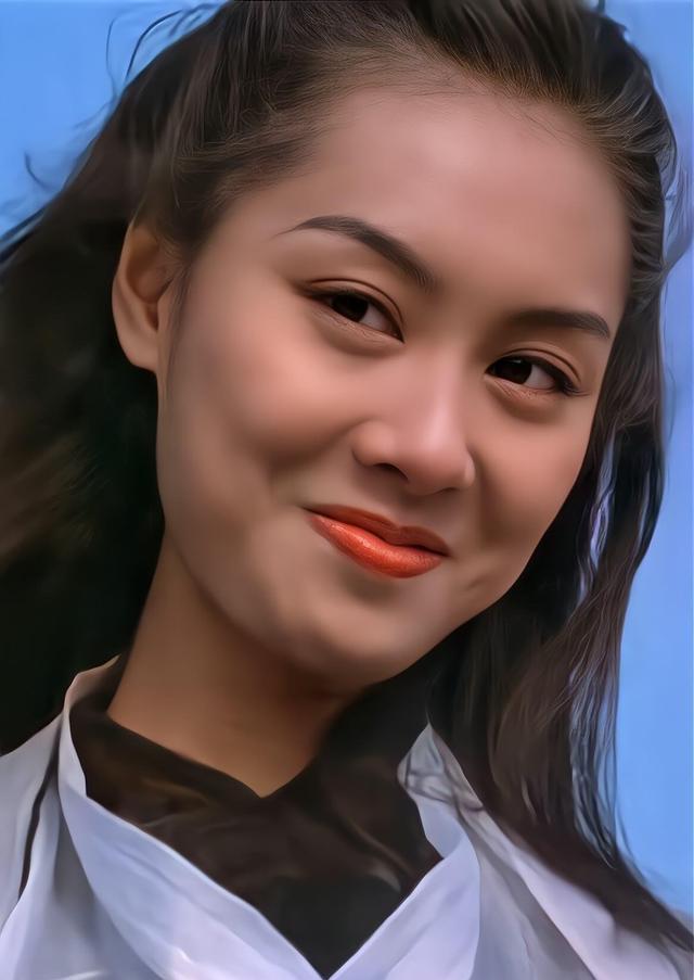 53岁朱茵现状：“下嫁”黄贯中，依旧开97年破车，住在深山残屋