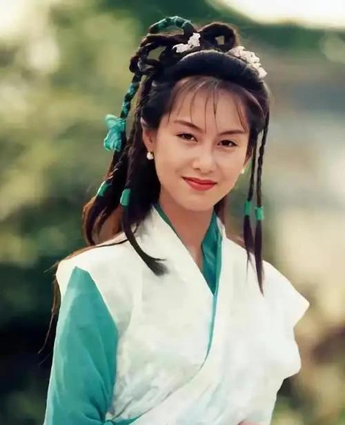 53岁朱茵现状：“下嫁”黄贯中，依旧开97年破车，住在深山残屋