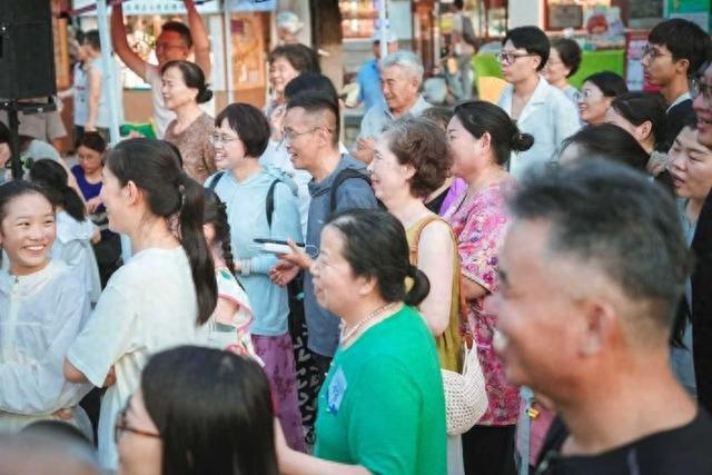 “父子档”挑战诗词擂台赛，双双闯入最终关！父亲称想带动孩子积极性
