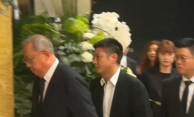 甘比携女看球赛，自制耳饰抢风头，女儿却显老？