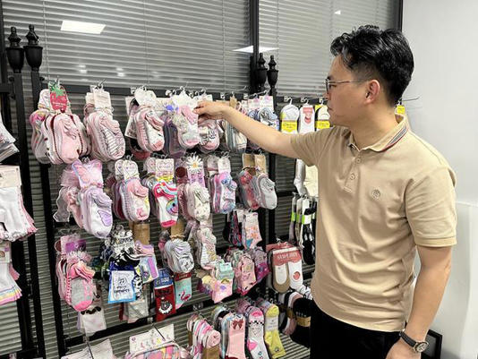 家门口的世界丨从马路摆摊到出口全球：一个小城700亿产值的袜业传奇