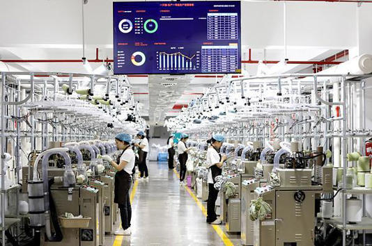 家门口的世界丨从马路摆摊到出口全球：一个小城700亿产值的袜业传奇