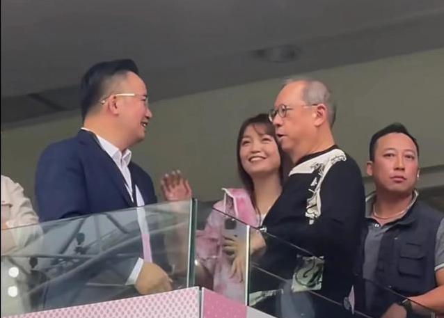 甘比携女看球赛，自制耳饰抢风头，女儿却显老？