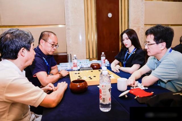 黑白方寸间上演智慧交锋棋手共绘和美乡村新画卷第二届“橙柿互动”杯全国新闻界双人围棋锦标赛在杭州落幕