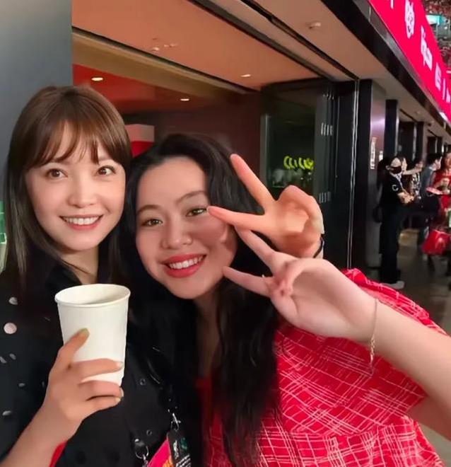 甘比携女看球赛，自制耳饰抢风头，女儿却显老？