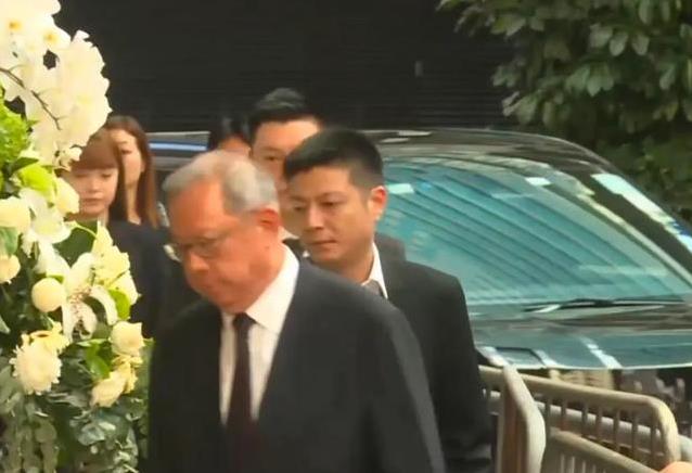 甘比携女看球赛，自制耳饰抢风头，女儿却显老？
