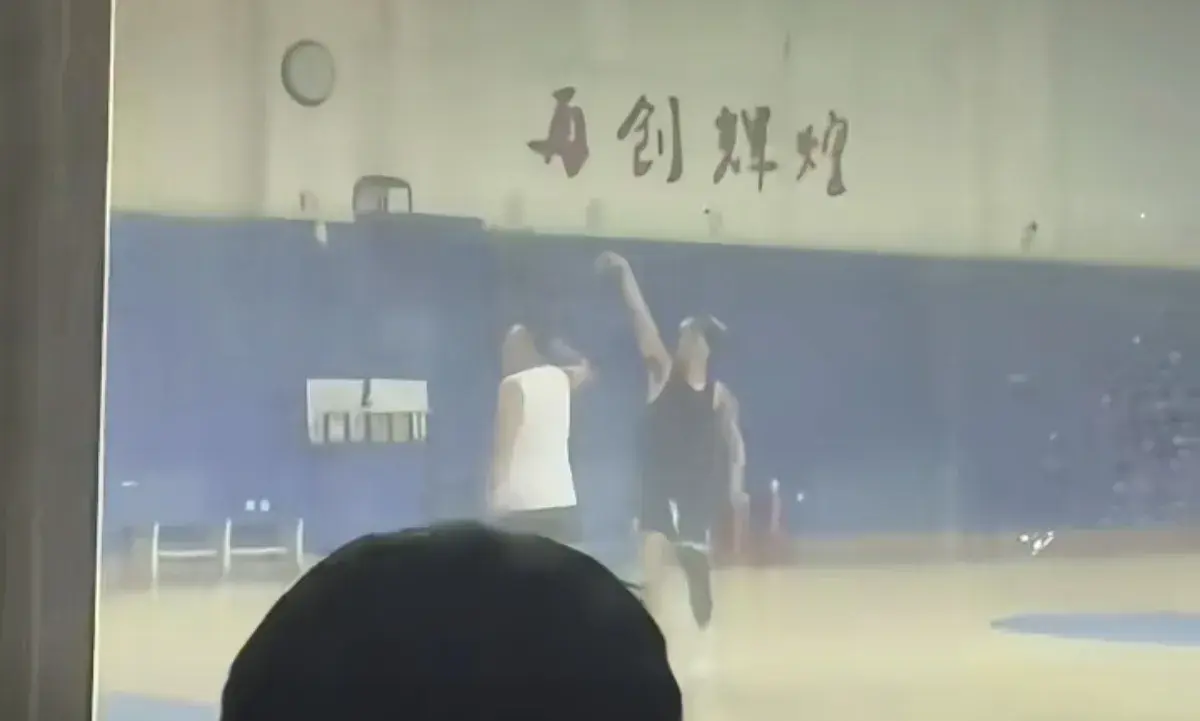 郭艾伦回辽宁男篮体育馆打球，休赛期过的挺快乐，身体恢复的挺好