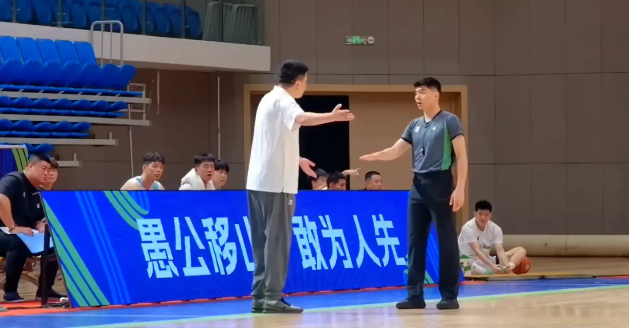 憋屈！辽篮1分惜败，裁判抢戏，黄秋实空砍20+18，张峻豪带伤14+6