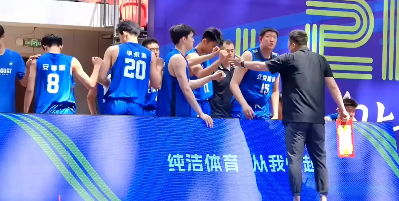 憋屈！辽篮1分惜败，裁判抢戏，黄秋实空砍20+18，张峻豪带伤14+6