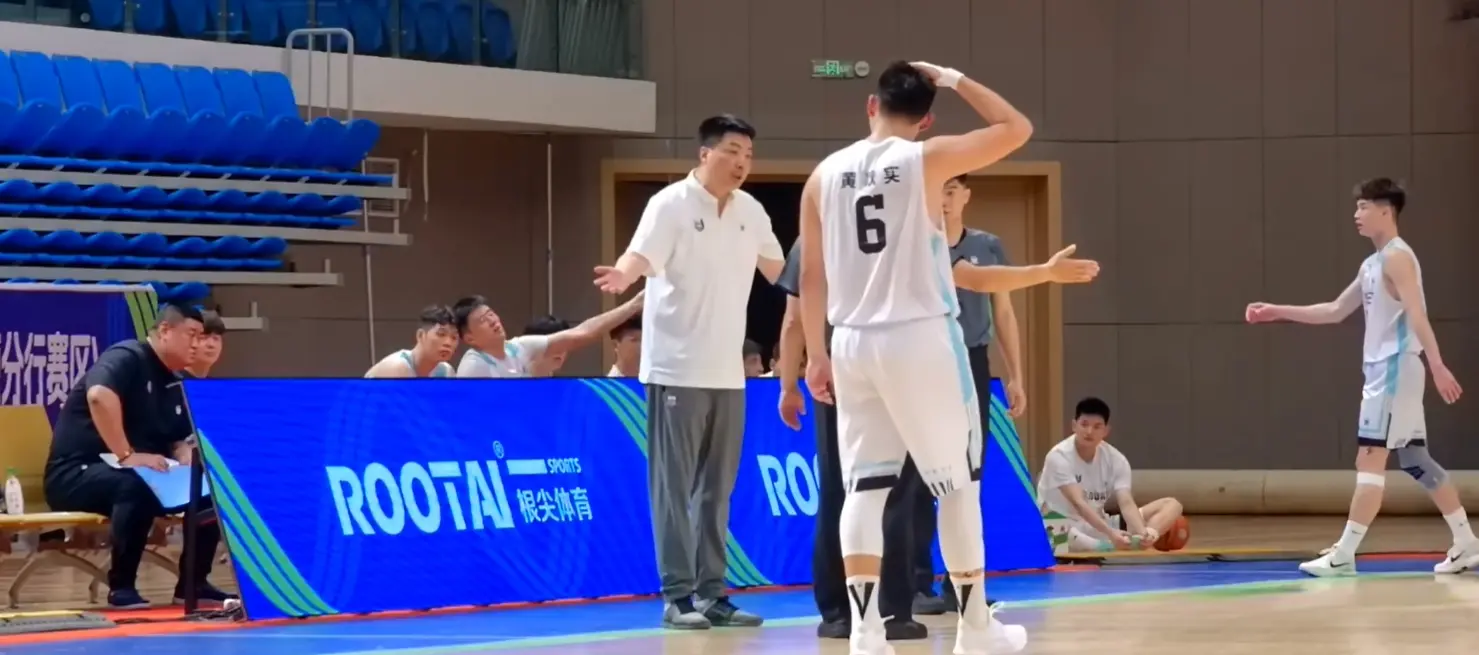 憋屈！辽篮1分惜败，裁判抢戏，黄秋实空砍20+18，张峻豪带伤14+6