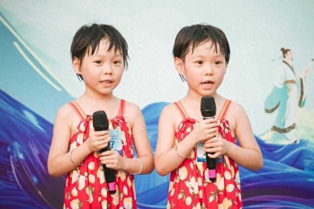 6岁双胞胎同台攻擂“2V1”萌翻全场，母亲马女士：背古诗是我们的亲子游戏