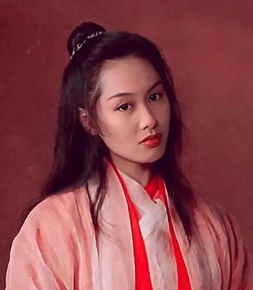 53岁朱茵现状：“下嫁”黄贯中，依旧开97年破车，住在深山残屋