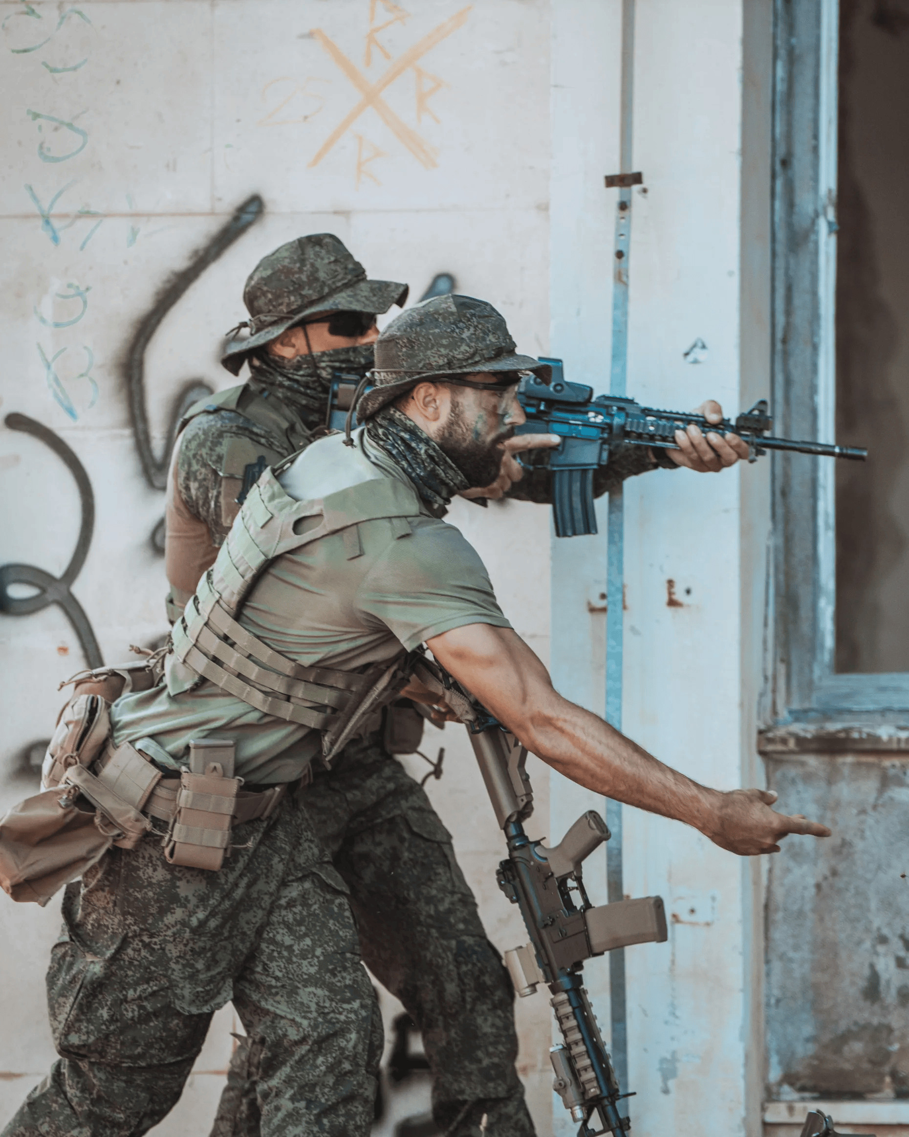 格瓦迪奥尔穿上士兵服装，参加活动体验虚拟战争