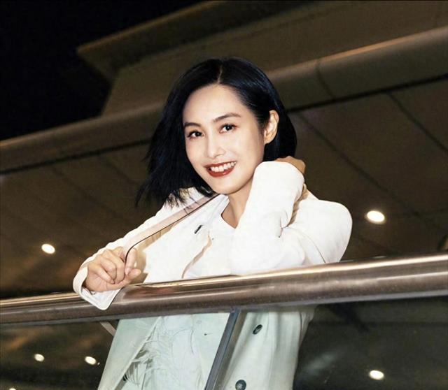 53岁朱茵现状：“下嫁”黄贯中，依旧开97年破车，住在深山残屋