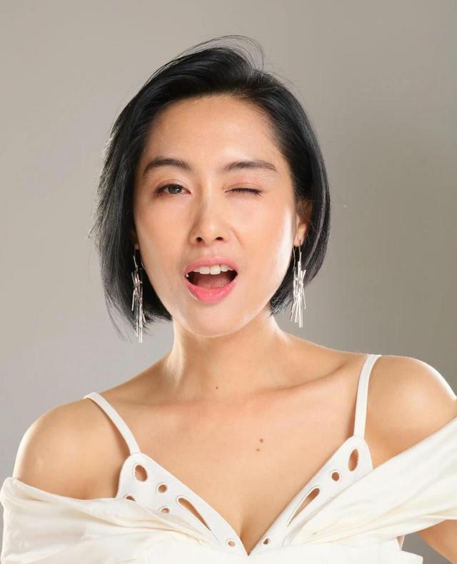 53岁朱茵现状：“下嫁”黄贯中，依旧开97年破车，住在深山残屋