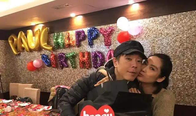 53岁朱茵现状：“下嫁”黄贯中，依旧开97年破车，住在深山残屋