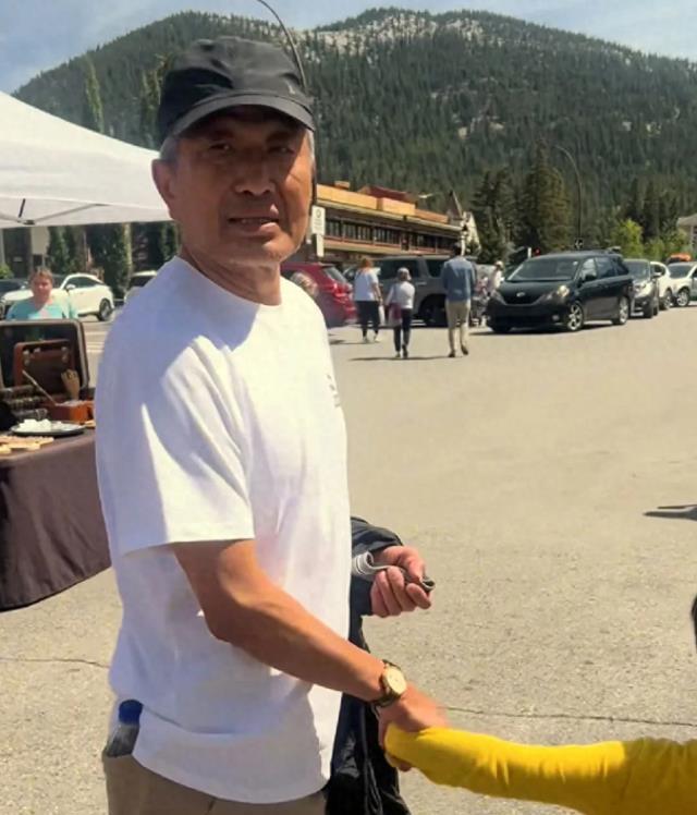 68岁杜源温哥华追鸽子，迈腿比场务还利索！外孙把他金鸡奖当话筒