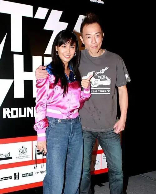 53岁朱茵现状：“下嫁”黄贯中，依旧开97年破车，住在深山残屋