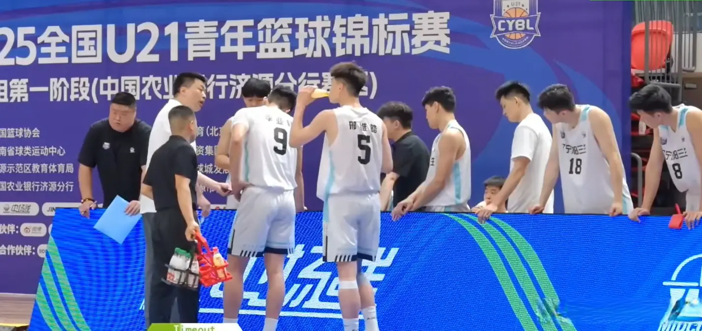 憋屈！辽篮1分惜败，裁判抢戏，黄秋实空砍20+18，张峻豪带伤14+6