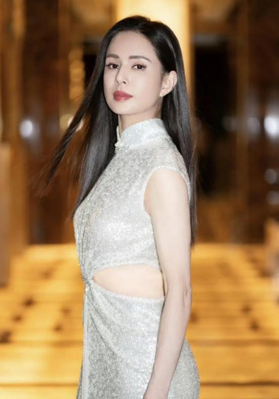 小龙女为爱隐退十年，主动求婚被拒两次，替他还债上亿却换来心碎