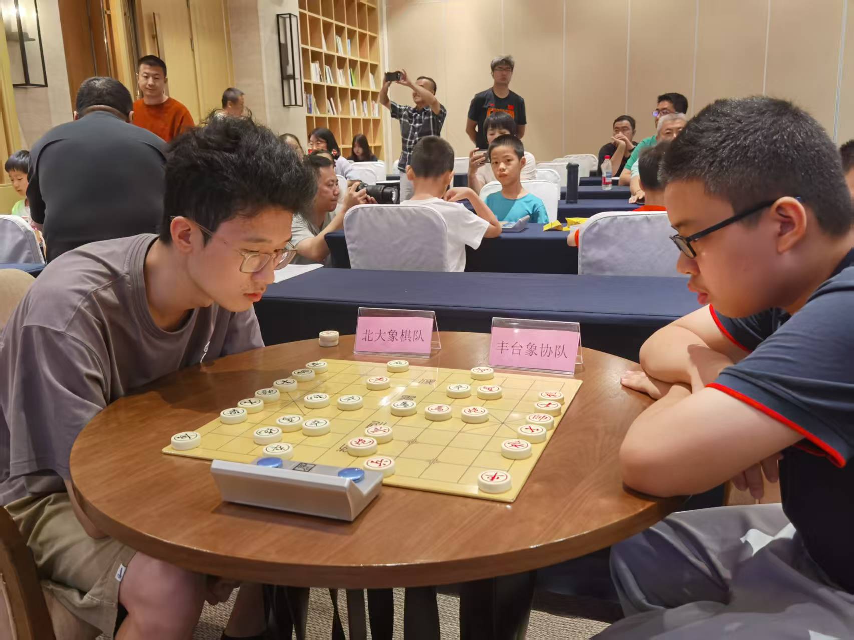 小将挑战北大象棋队队长 丰台区象棋协会夏令营收官