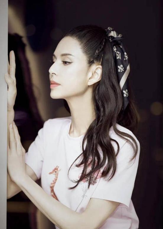 小龙女为爱隐退十年，主动求婚被拒两次，替他还债上亿却换来心碎