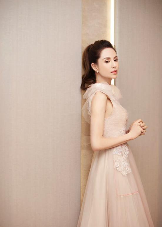 小龙女为爱隐退十年，主动求婚被拒两次，替他还债上亿却换来心碎