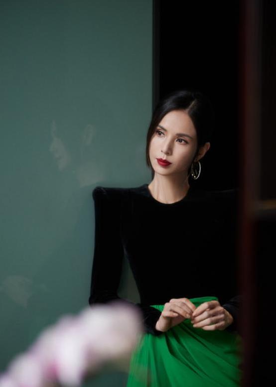 小龙女为爱隐退十年，主动求婚被拒两次，替他还债上亿却换来心碎