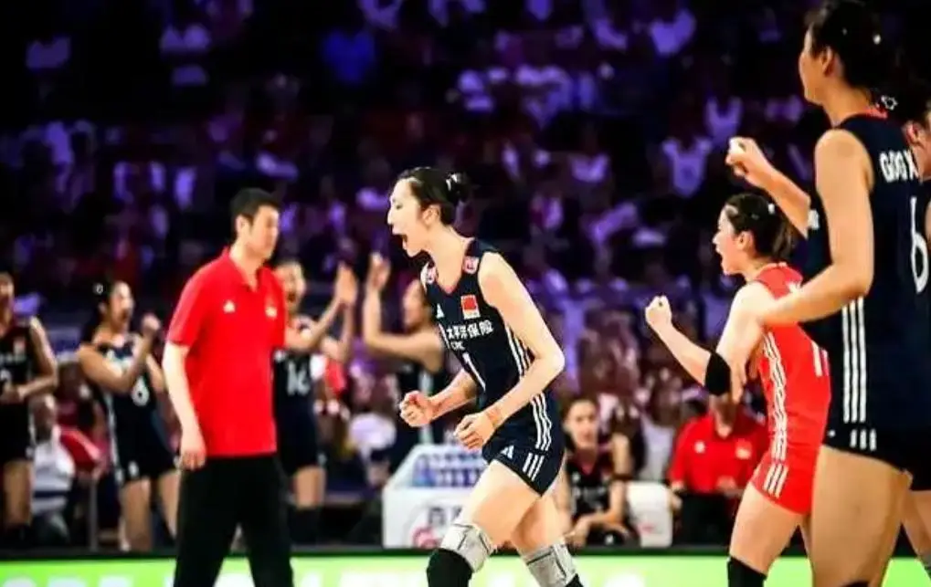 三喜临门！中国女排又添新称号，收获百万大奖，国际排联点名表扬
