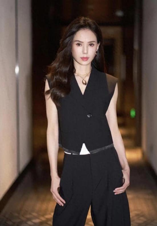 小龙女为爱隐退十年，主动求婚被拒两次，替他还债上亿却换来心碎