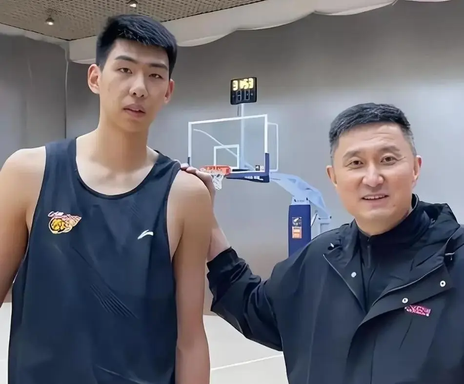 活久见，徐昕和杜锋吵起来了，王浩然和张昊赶忙劝架，下赛季悬了
