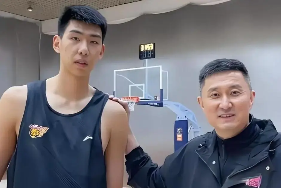 曝广东男篮报价NBA级大外援，球风克制辽宁广厦，杜锋目标要夺冠