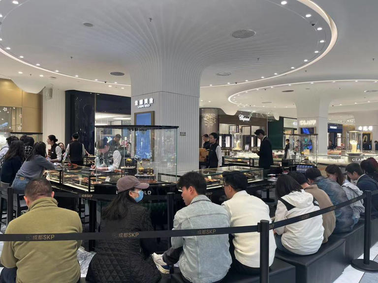  黄金市场“冰火两重天”：首饰消费降温 老铺黄金为何能逆势预增250%？ 