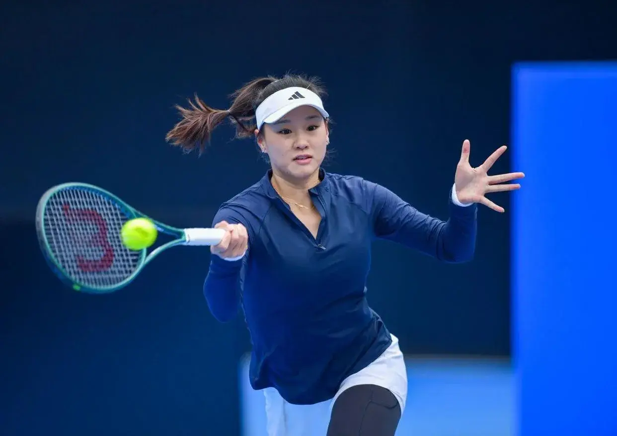 2-0大爆冷，金花绽放！27岁郭涵煜掀翻大表姐，后者2次战胜郑钦文