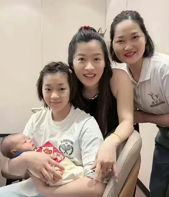 全红婵近照登热搜榜：仍努力克服发育关！陈芋汐换搭档完成四连冠