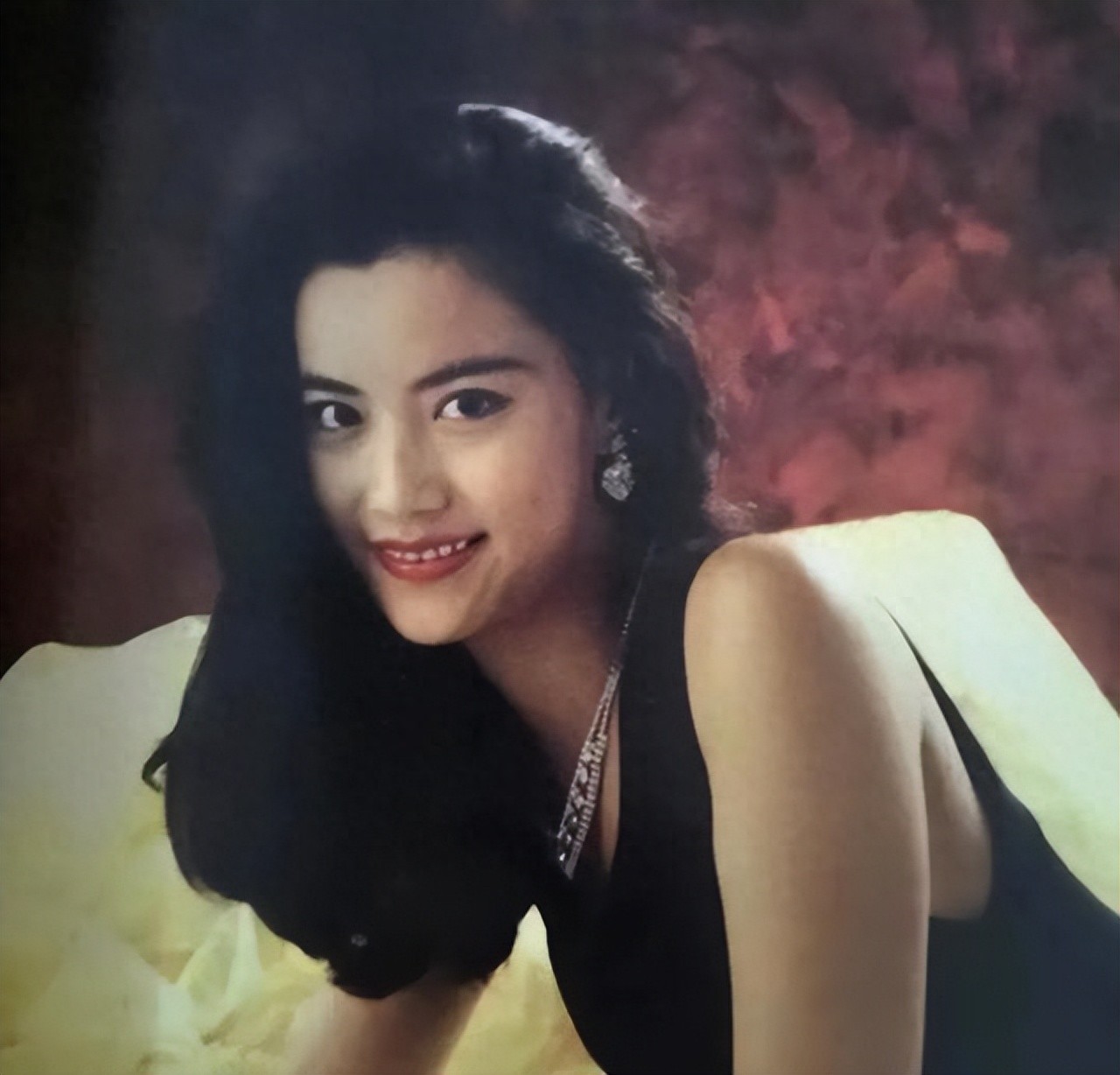 做谢霆锋背后女人23年，赴美生子，如今53岁和女儿同框成人生赢家